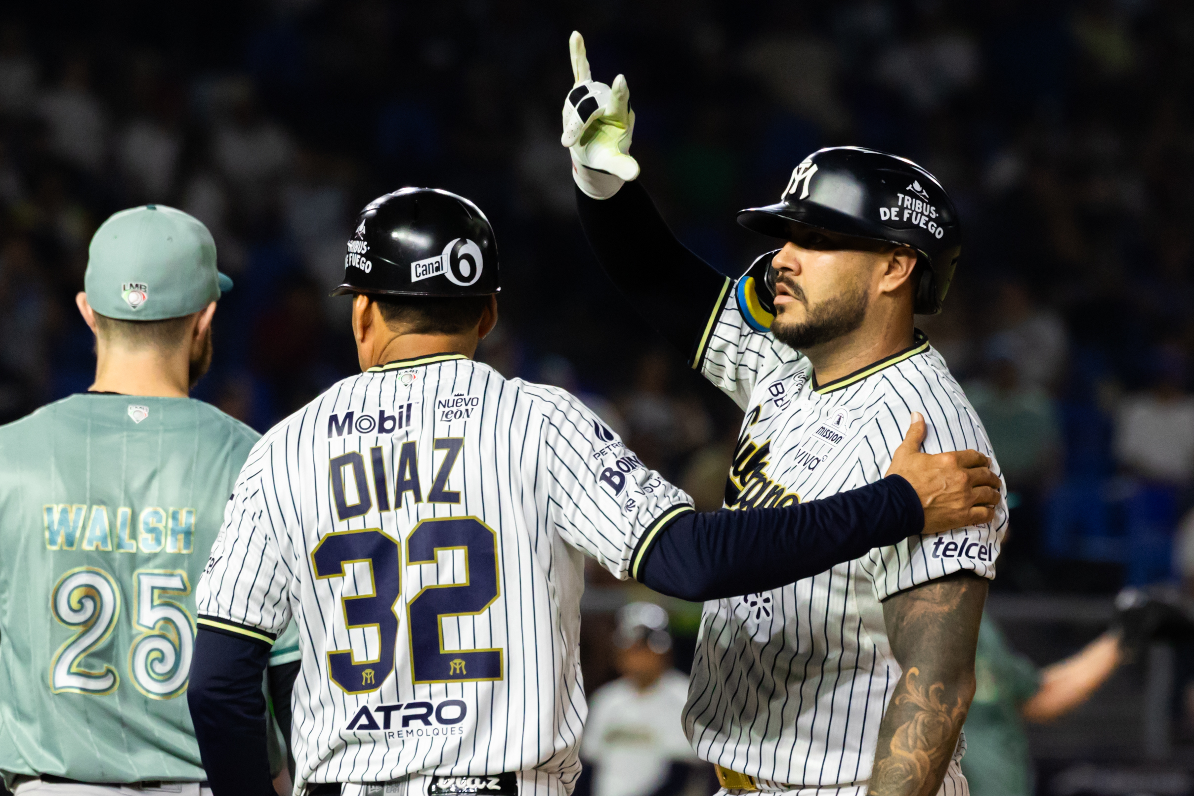 Jugadores de los Sultanes de Monterrey en un partido de la Liga Mexicana de Béisbol
